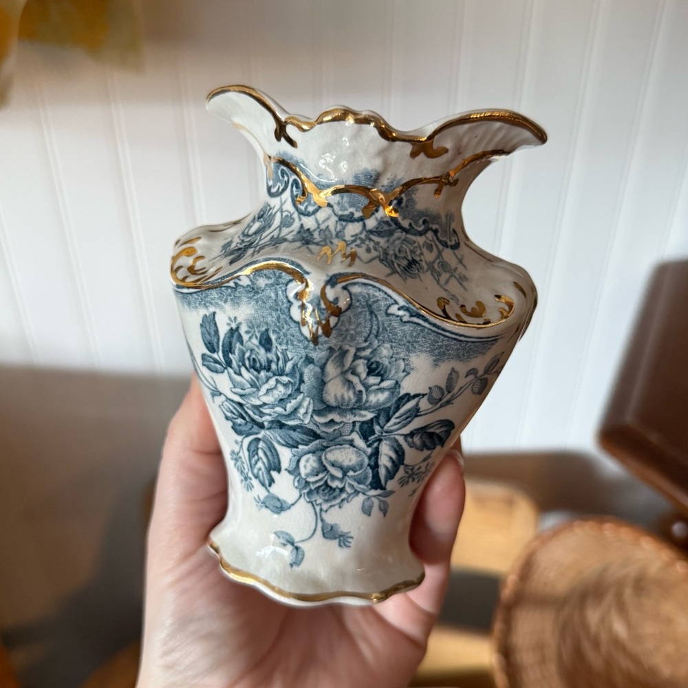 Elegant Floral Porcelain Vase with Gold Accents